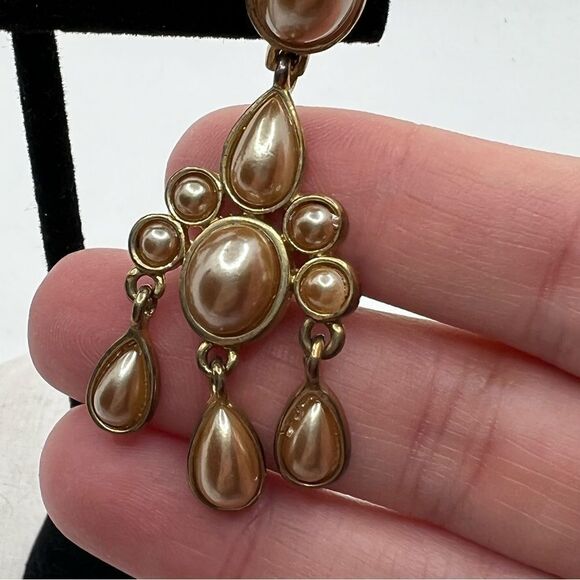 Amrita Singh pearlescent elegant chandelier dangle earrings on gold tone backing - Picture 7 of 9